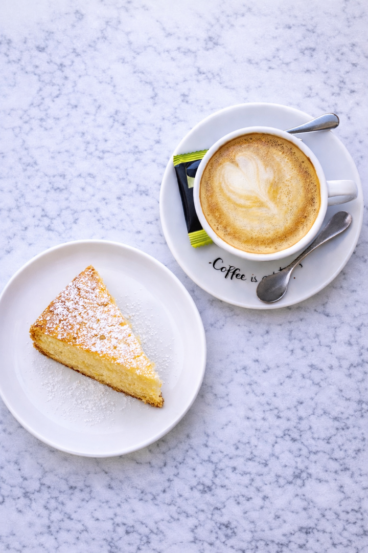 Magdalenas o bizcocho y café