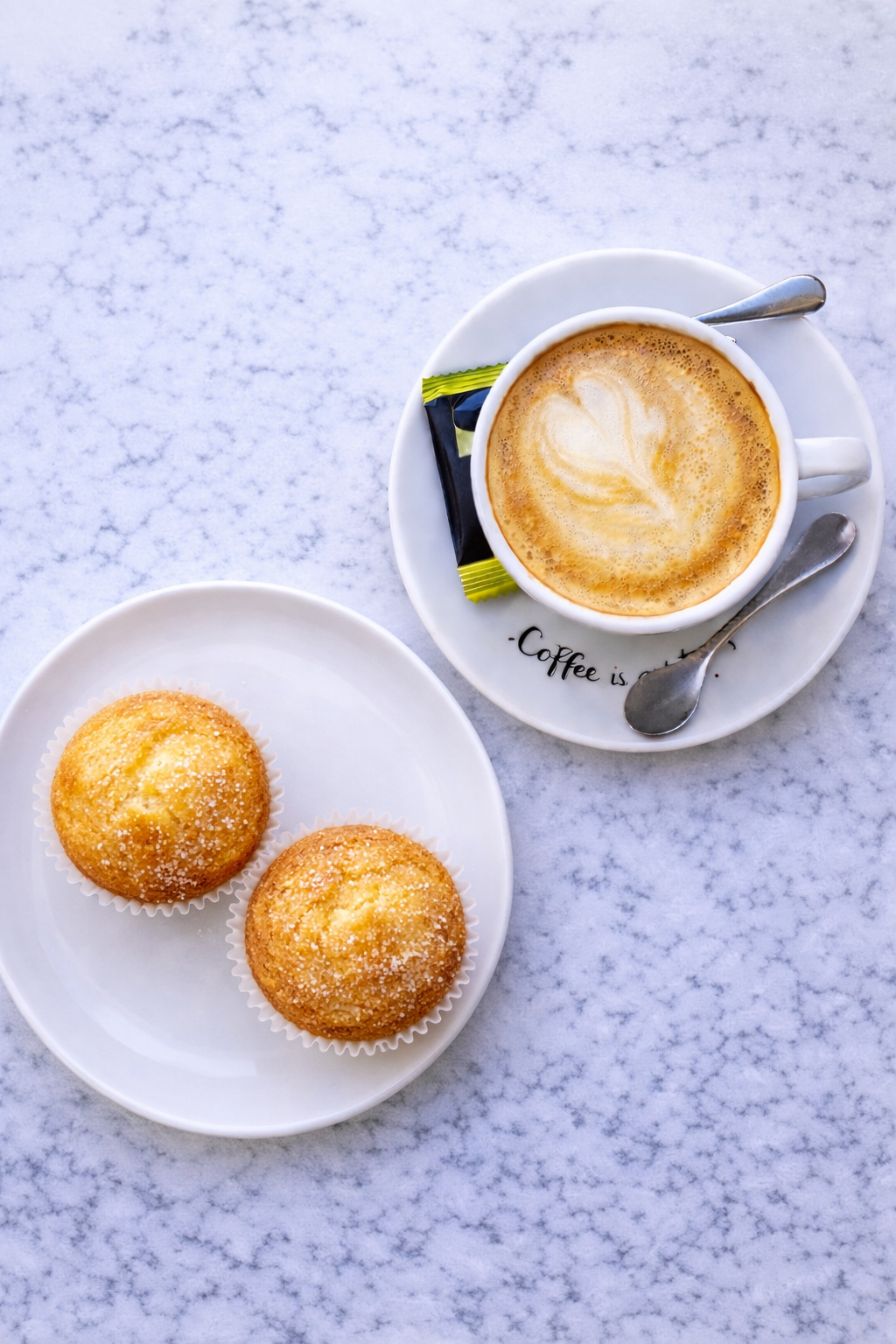 Magdalenas o bizcocho y café